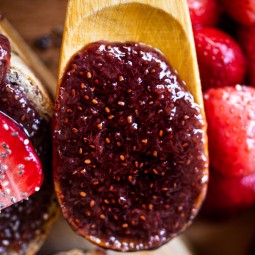 tostada de mermelada de fresa con semillas de chia