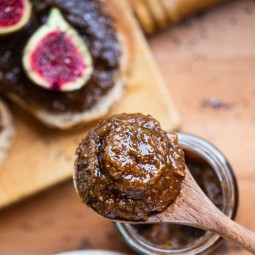 tostada de mermelada de higo con chia